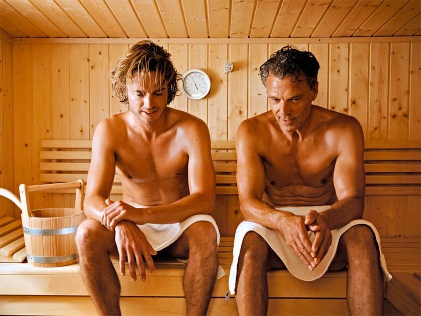 Mannen bezoeken de sauna om prostatitis te behandelen
